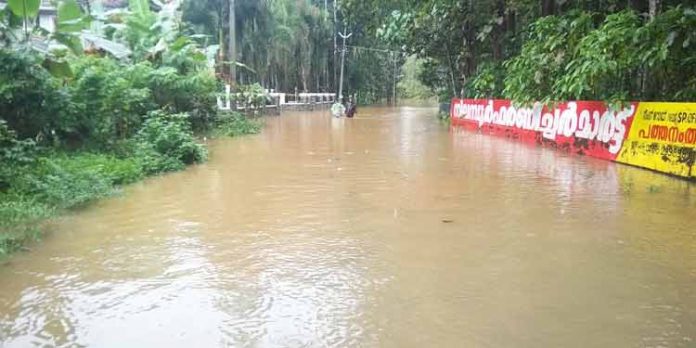 മഴയുടെ ശക്തി കുറഞ്ഞെങ്കിലും വെള്ളക്കെട്ട് ഒഴിയാതെ കോന്നി മഴയുടെ ശക്തി കുറഞ്ഞെങ്കിലും വെള്ളക്കെട്ട് ഒഴിയാതെ കോന്നി