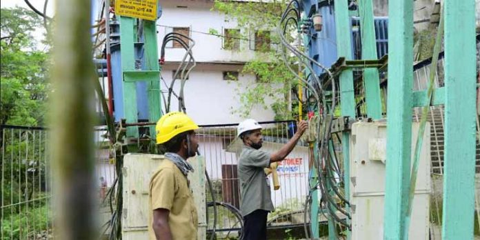 ശബരിമല തീര്ഥാടനം : 24 മണിക്കൂറും സേവനം ഉറപ്പാക്കി കെഎസ്ഇബി ശബരിമല തീര്ഥാടനം : 24 മണിക്കൂറും സേവനം ഉറപ്പാക്കി കെഎസ്ഇബി