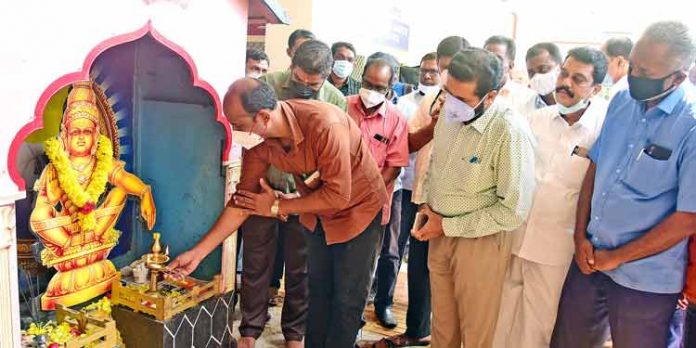 ശബരിമല ഹബ് : പത്തനംതിട്ട കെ.എസ്.ആര്.ടി.സി സ്റ്റാന്ഡില്നിന്ന് പമ്പയിലേക്ക് പരീക്ഷണ സര്വീസ് ആരംഭിച്ചു ശബരിമല ഹബ് : പത്തനംതിട്ട കെ.എസ്.ആര്.ടി.സി സ്റ്റാന്ഡില്നിന്ന് പമ്പയിലേക്ക് പരീക്ഷണ സര്വീസ് ആരംഭിച്ചു