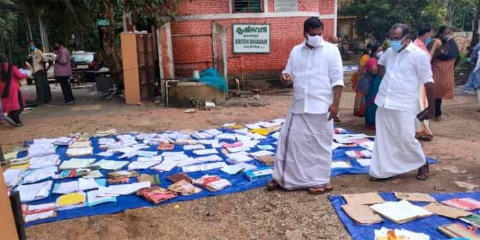കലഞ്ഞൂരില് മഴക്കെടുതി ഉണ്ടായ പ്രദേശങ്ങള് ജനീഷ് കുമാര് എംഎല്എ സന്ദര്ശിച്ചു കലഞ്ഞൂരില് മഴക്കെടുതി ഉണ്ടായ പ്രദേശങ്ങള് ജനീഷ് കുമാര് എംഎല്എ സന്ദര്ശിച്ചു