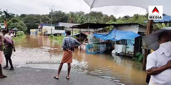 കോന്നിയില് അതിശക്തമായ മഴ ; കുമ്പഴ – മലയാലപ്പുഴ റോഡില് വെള്ളം കയറി കോന്നിയില് അതിശക്തമായ മഴ ; കുമ്പഴ – മലയാലപ്പുഴ റോഡില് വെള്ളം കയറി