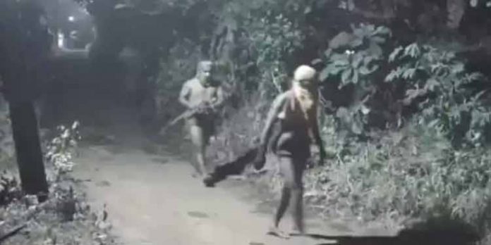 കോട്ടയത്ത് വീടുകളിൽ മോഷണ ശ്രമം ; ആയുധധാരികളായ മൂന്നംഗ സംഘം – കുറുവ സംഘമാണെന്നു സംശയം കോട്ടയത്ത് വീടുകളിൽ മോഷണ ശ്രമം ; ആയുധധാരികളായ മൂന്നംഗ സംഘം – കുറുവ സംഘമാണെന്നു സംശയം
