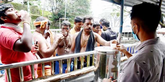 തീര്ഥാടകര്ക്ക് പ്രതിരോധ ശക്തിക്കായി ആയുര്വേദ കുടിവെള്ളം വിതരണം തീര്ഥാടകര്ക്ക് പ്രതിരോധ ശക്തിക്കായി ആയുര്വേദ കുടിവെള്ളം വിതരണം