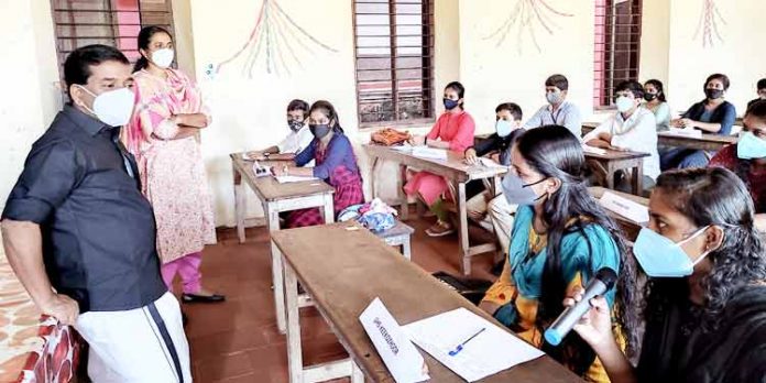 ബാലാവകാശ വാരാചരണം ; കുട്ടികളുമായി സംവദിച്ച് അഡ്വ.പ്രമോദ് നാരായണ് എം.എല്.എ ബാലാവകാശ വാരാചരണം ; കുട്ടികളുമായി സംവദിച്ച് അഡ്വ.പ്രമോദ് നാരായണ് എം.എല്.എ