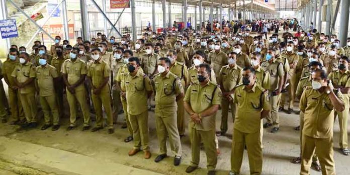 സന്നിധാനത്ത് പോലീസ് സേനയുടെ പുതിയ ബാച്ച് ചുമതലയേറ്റു സന്നിധാനത്ത് പോലീസ് സേനയുടെ പുതിയ ബാച്ച് ചുമതലയേറ്റു