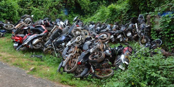 കീഴ്വായ്പ്പൂര് പോലീസ് സ്റ്റേഷൻ പരിസരത്ത് വാഹനങ്ങൾ തുരുമ്പെടുത്ത് നശിക്കുന്നു കീഴ്വായ്പ്പൂര് പോലീസ് സ്റ്റേഷൻ പരിസരത്ത് വാഹനങ്ങൾ തുരുമ്പെടുത്ത് നശിക്കുന്നു