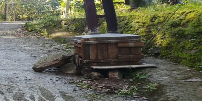 ഗതാഗത തടസം സൃഷ്ടിച്ച് കെഎസ്ഇബി പോസ്റ്റിന്റെ ചുവടുറപ്പിച്ചു ഗതാഗത തടസം സൃഷ്ടിച്ച് കെഎസ്ഇബി പോസ്റ്റിന്റെ ചുവടുറപ്പിച്ചു