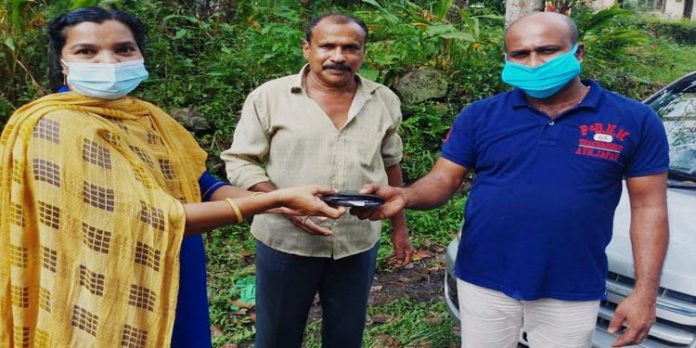 കളഞ്ഞു കിട്ടിയ പേഴ്സ് ഉടമയ്ക്ക് തിരികെ നല്കി കളഞ്ഞു കിട്ടിയ പേഴ്സ് ഉടമയ്ക്ക് തിരികെ നല്കി