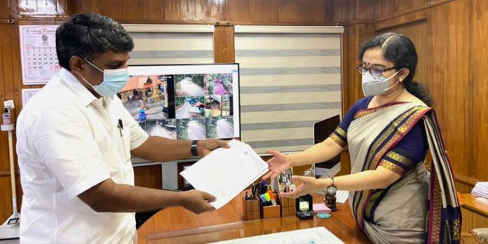 അച്ചൻകോവിലാറിന്റെ വശങ്ങൾ അടിയന്തിരമായി കെട്ടുവാൻ നടപടി സ്വീകരിക്കണം ; ജില്ലാ കളക്ടർക്ക് നിവേദനം നൽകി അച്ചൻകോവിലാറിന്റെ വശങ്ങൾ അടിയന്തിരമായി കെട്ടുവാൻ നടപടി സ്വീകരിക്കണം ; ജില്ലാ കളക്ടർക്ക് നിവേദനം നൽകി