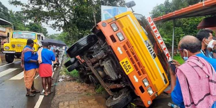 പന്തളത്ത് മദ്യവുമായെത്തിയ ലോറി മറിഞ്ഞു പന്തളത്ത് മദ്യവുമായെത്തിയ ലോറി മറിഞ്ഞു