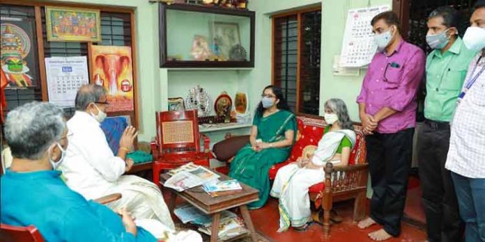 ജില്ലാ കളക്ടര് പന്തളം കൊട്ടാരം സന്ദര്ശിച്ച് രാജകുടുംബാംഗങ്ങളുമായി ചര്ച്ച നടത്തി ജില്ലാ കളക്ടര് പന്തളം കൊട്ടാരം സന്ദര്ശിച്ച് രാജകുടുംബാംഗങ്ങളുമായി ചര്ച്ച നടത്തി