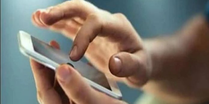 ഫോണ് രേഖകള് ചോര്ത്തി നല്കി : അസിസ്റ്റന്റ് കമ്മീഷണര്ക്കെതിരെ പരാതി ഫോണ് രേഖകള് ചോര്ത്തി നല്കി : അസിസ്റ്റന്റ് കമ്മീഷണര്ക്കെതിരെ പരാതി