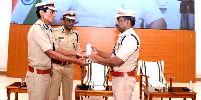 രാഷ്ട്രപതിയുടെ പോലീസ് മെഡല് പത്തനംതിട്ട അഡീഷണല് എസ്.പി ഏറ്റുവാങ്ങി രാഷ്ട്രപതിയുടെ പോലീസ് മെഡല് പത്തനംതിട്ട അഡീഷണല് എസ്.പി ഏറ്റുവാങ്ങി
