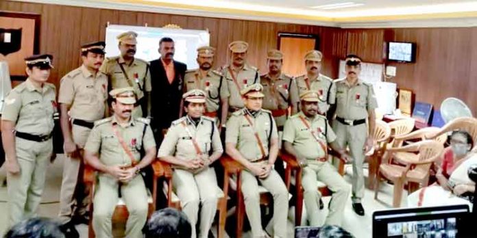 മുഖ്യമന്ത്രിയുടെ പോലീസ് മെഡലുകള് ഡിഐജി സമ്മാനിച്ചു മുഖ്യമന്ത്രിയുടെ പോലീസ് മെഡലുകള് ഡിഐജി സമ്മാനിച്ചു