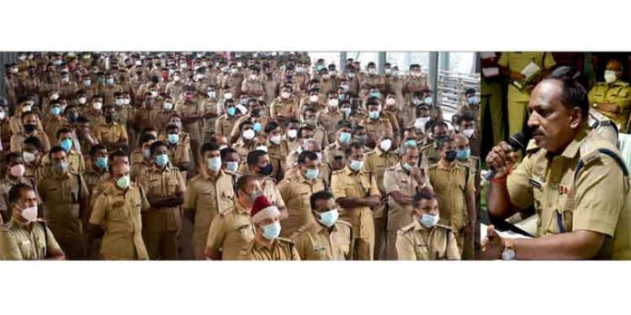 ശബരിമല സുരക്ഷയൊരുക്കി കേരള പോലീസ് ; ആദ്യ സംഘം സന്നിധാനത്ത് ചുമതലയേറ്റു ശബരിമല സുരക്ഷയൊരുക്കി കേരള പോലീസ് ; ആദ്യ സംഘം സന്നിധാനത്ത് ചുമതലയേറ്റു