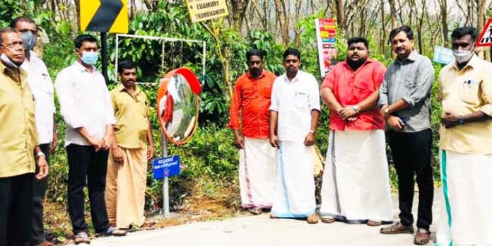 തീർത്ഥാടന ഒരുക്കങ്ങളിൽ പി.ഡബ്ലിയു.ഡി അനാസ്ഥ ; പ്രതിഷേധ കണ്ണാടി സ്ഥാപിച്ച് യൂത്ത് കോൺഗ്രസ് തീർത്ഥാടന ഒരുക്കങ്ങളിൽ പി.ഡബ്ലിയു.ഡി അനാസ്ഥ ; പ്രതിഷേധ കണ്ണാടി സ്ഥാപിച്ച് യൂത്ത് കോൺഗ്രസ്