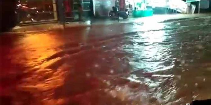 മൈലപ്ര വലിയതോട് കരകവിഞ്ഞു – പത്തനംതിട്ട റോഡില് വെള്ളം കയറി ; കടകളിലും വീടുകളിലും വെള്ളം ഇരച്ചുകയറി മൈലപ്ര വലിയതോട് കരകവിഞ്ഞു – പത്തനംതിട്ട റോഡില് വെള്ളം കയറി ; കടകളിലും വീടുകളിലും വെള്ളം ഇരച്ചുകയറി