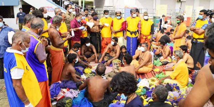 പുണ്യം പൂങ്കാവനം : തീര്ഥാടകര്ക്ക് പ്ലാസ്റ്റിക്ക് വിരുദ്ധ ബോധവല്ക്കരണം നടത്തി പുണ്യം പൂങ്കാവനം : തീര്ഥാടകര്ക്ക് പ്ലാസ്റ്റിക്ക് വിരുദ്ധ ബോധവല്ക്കരണം നടത്തി