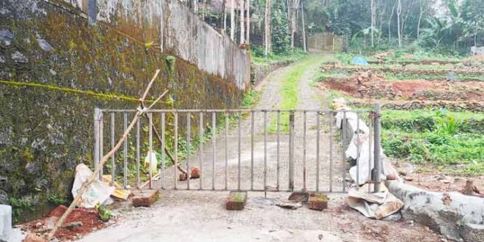 ജാതി വിവേചനത്തിന്റെ പേരില് പൊതുവഴി കെട്ടിയടച്ചു ; പട്ടികജാതി കുടുംബങ്ങള് മുഖ്യമന്ത്രിക്കു പരാതി നല്കി ജാതി വിവേചനത്തിന്റെ പേരില് പൊതുവഴി കെട്ടിയടച്ചു ; പട്ടികജാതി കുടുംബങ്ങള് മുഖ്യമന്ത്രിക്കു പരാതി നല്കി