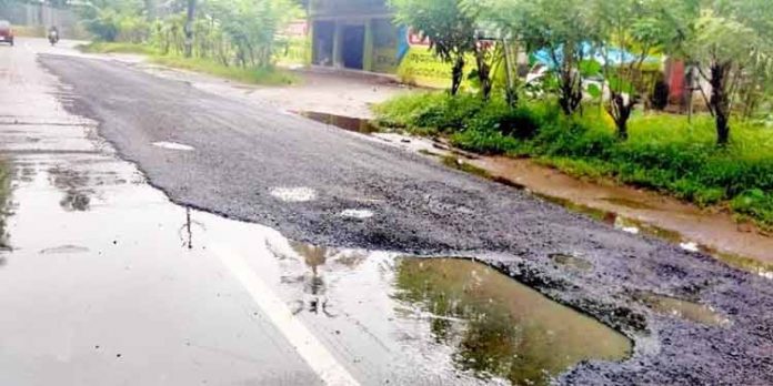 മണ്ണാറക്കുളഞ്ഞി – ഇലവുങ്കൽ ശബരിമല പാതയില് മഴയത്തു നടത്തിയ കുഴിയടപ്പ് നിമിഷങ്ങള്ക്കകം പൊളിഞ്ഞിളകി മണ്ണാറക്കുളഞ്ഞി – ഇലവുങ്കൽ ശബരിമല പാതയില് മഴയത്തു നടത്തിയ കുഴിയടപ്പ് നിമിഷങ്ങള്ക്കകം പൊളിഞ്ഞിളകി