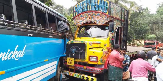 റാന്നിയില് ബസും ലോറിയും കൂട്ടിമുട്ടി 20 ഓളം യാത്രക്കാർക്ക് പരിക്ക് റാന്നിയില് ബസും ലോറിയും കൂട്ടിമുട്ടി 20 ഓളം യാത്രക്കാർക്ക് പരിക്ക്