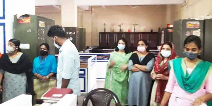 ലീഗൽ സർവീസസ് അതോറിറ്റി സർക്കാർ ഓഫീസുകളിൽ ബോധവൽക്കരണ ക്യാമ്പയിൻ സംഘടിപ്പിച്ചു ലീഗൽ സർവീസസ് അതോറിറ്റി സർക്കാർ ഓഫീസുകളിൽ ബോധവൽക്കരണ ക്യാമ്പയിൻ സംഘടിപ്പിച്ചു