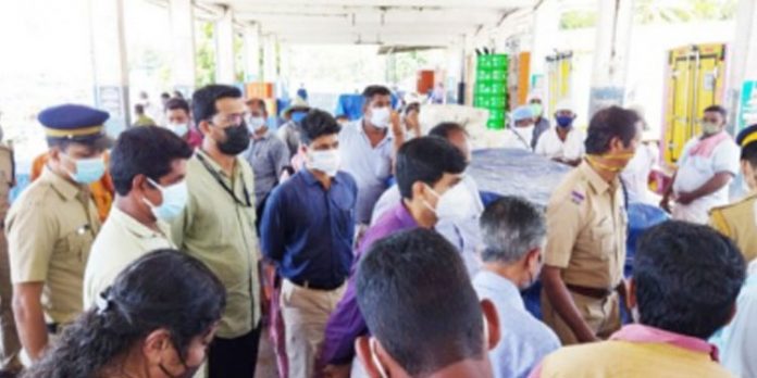 കളക്ടർ ഹാർബർ സന്ദർശിച്ചു ; ഉപയോഗശൂന്യമായ വള്ളങ്ങൾ നീക്കും കളക്ടർ ഹാർബർ സന്ദർശിച്ചു ; ഉപയോഗശൂന്യമായ വള്ളങ്ങൾ നീക്കും