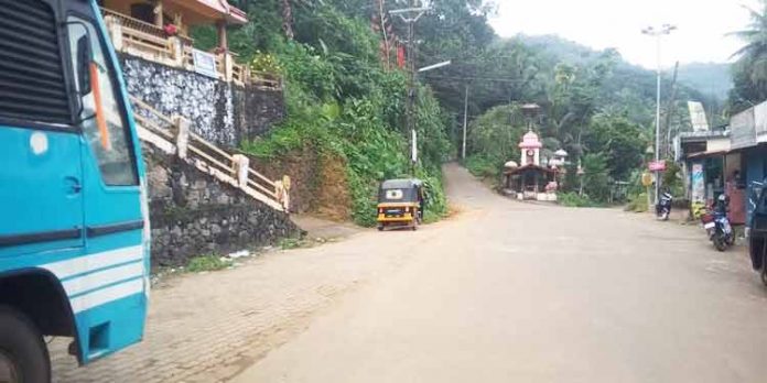 ബസ്റ്റാന്റില്ലാതെ തണ്ണിത്തോട് ബസ്റ്റാന്റില്ലാതെ തണ്ണിത്തോട്