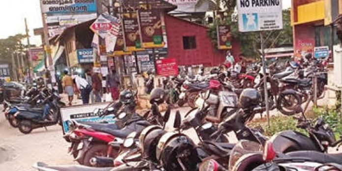 ബസ് സ്റ്റാൻഡിന് മുന്നിൽ അനധികൃത വാഹന പാർക്കിങ് ബസ് സ്റ്റാൻഡിന് മുന്നിൽ അനധികൃത വാഹന പാർക്കിങ്
