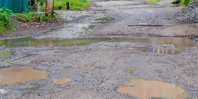 യാത്രക്കാര്ക്ക് ദുരിതം മാത്രം സമ്മാനിക്കാന് റാന്നിയില് ഒരു റോഡ് യാത്രക്കാര്ക്ക് ദുരിതം മാത്രം സമ്മാനിക്കാന് റാന്നിയില് ഒരു റോഡ്