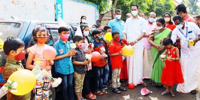 കുട്ടികള് വിദ്യാലയത്തിലെത്തി ; സ്കൂളുകളുടെ വികസനത്തിന് രണ്ട് കോടി രൂപ അനുവദിച്ചതായി അഡ്വ.ഓമല്ലൂര് ശങ്കരന് കുട്ടികള് വിദ്യാലയത്തിലെത്തി ; സ്കൂളുകളുടെ വികസനത്തിന് രണ്ട് കോടി രൂപ അനുവദിച്ചതായി അഡ്വ.ഓമല്ലൂര് ശങ്കരന്