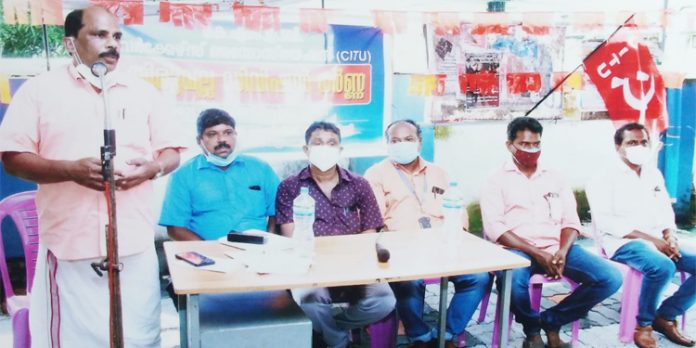 കെഎസ്ഇബി ജീവനക്കാർ ധർണ നടത്തി കെഎസ്ഇബി ജീവനക്കാർ ധർണ നടത്തി