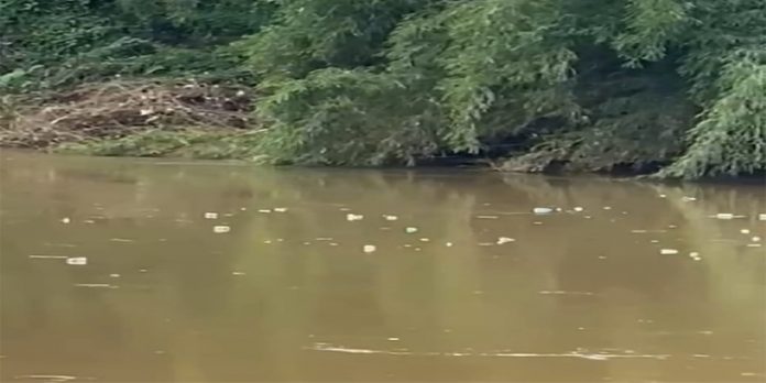 പ്ലാസ്റ്റിക് മാലിന്യങ്ങള് നദിയിലൊഴുക്കുന്നതായി പരാതി പ്ലാസ്റ്റിക് മാലിന്യങ്ങള് നദിയിലൊഴുക്കുന്നതായി പരാതി