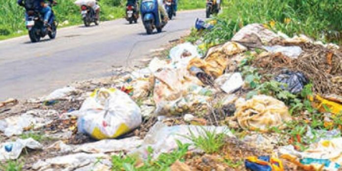 പാതയോരത്ത് മാലിന്യം തള്ളുന്നു : നടപടിയെടുക്കാതെ അധികൃതർ പാതയോരത്ത് മാലിന്യം തള്ളുന്നു : നടപടിയെടുക്കാതെ അധികൃതർ