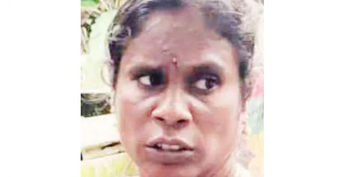 മാല പൊട്ടിച്ചോടിയ തമിഴ് സ്ത്രീയെ നാട്ടുകാർ പോലീസിൽ ഏൽപിച്ചു മാല പൊട്ടിച്ചോടിയ തമിഴ് സ്ത്രീയെ നാട്ടുകാർ പോലീസിൽ ഏൽപിച്ചു