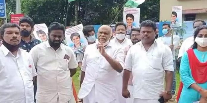 ചികിത്സ വൈകിയതോടെ അർബുദ ബാധിതനായ കുട്ടി മരിച്ചു ; ആരോഗ്യ കേന്ദ്രത്തിലേക്ക് മാർച്ച് ചികിത്സ വൈകിയതോടെ അർബുദ ബാധിതനായ കുട്ടി മരിച്ചു ; ആരോഗ്യ കേന്ദ്രത്തിലേക്ക് മാർച്ച്