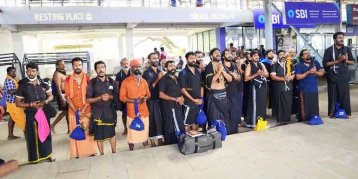 കാനനവാസനെ ദര്ശിക്കാന് 31 വര്ഷമായി കാല്നടയായി എത്തുന്ന സംഘം കാനനവാസനെ ദര്ശിക്കാന് 31 വര്ഷമായി കാല്നടയായി എത്തുന്ന സംഘം