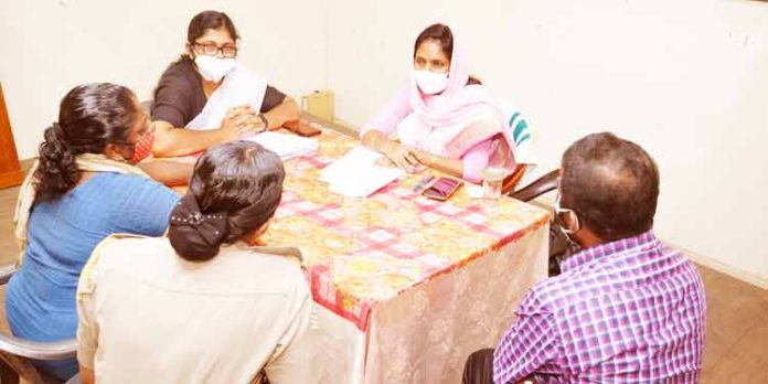 കേരള വനിതാ കമ്മീഷന് സിറ്റിംഗില് 19 പരാതികള് തീര്പ്പാക്കി ; 75 പരാതികള് പരിഗണിച്ചു കേരള വനിതാ കമ്മീഷന് സിറ്റിംഗില് 19 പരാതികള് തീര്പ്പാക്കി ; 75 പരാതികള് പരിഗണിച്ചു
