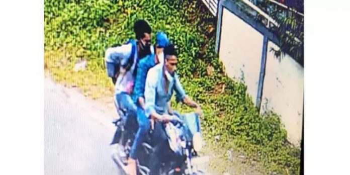 ബൈക്കിലെത്തിയ സംഘം വീട്ടമ്മയുടെ രണ്ടു ലക്ഷം രൂപയും മൊബൈല് ഫോണും കവര്ന്നു ബൈക്കിലെത്തിയ സംഘം വീട്ടമ്മയുടെ രണ്ടു ലക്ഷം രൂപയും മൊബൈല് ഫോണും കവര്ന്നു