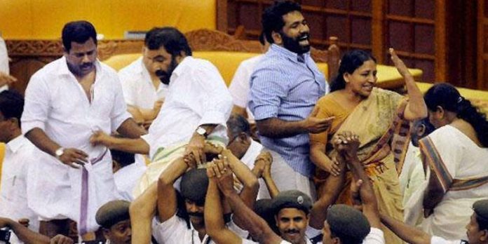 നിയമസഭാ കയ്യാങ്കളി കേസ് ; റിവ്യൂ ഹര്ജിയുമായി പ്രതികള് ഹൈക്കോടതിയില് നിയമസഭാ കയ്യാങ്കളി കേസ് ; റിവ്യൂ ഹര്ജിയുമായി പ്രതികള് ഹൈക്കോടതിയില്