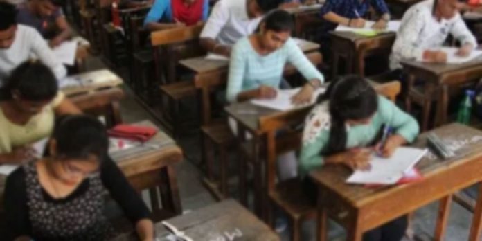 ബി.എഡ് ഫീസ് വർധന ; വിദ്യാർഥികൾ ആശങ്കയിൽ ബി.എഡ് ഫീസ് വർധന ; വിദ്യാർഥികൾ ആശങ്കയിൽ