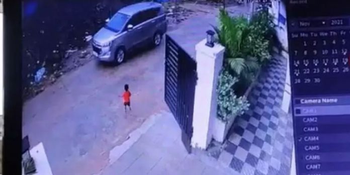 പിതാവ് ഓടിച്ച കാർ ദേഹത്ത് കയറി നാലുവയസുകാരന് ദാരുണാന്ത്യം പിതാവ് ഓടിച്ച കാർ ദേഹത്ത് കയറി നാലുവയസുകാരന് ദാരുണാന്ത്യം
