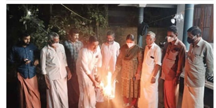 തെരുവു വിളക്കുകൾ കത്താത്തതിൽ പ്രതിഷേധിച്ച് ചൂട്ടുകത്തിച്ച് സമരം തെരുവു വിളക്കുകൾ കത്താത്തതിൽ പ്രതിഷേധിച്ച് ചൂട്ടുകത്തിച്ച് സമരം