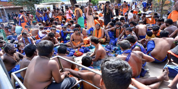 ശബരിമലയില് തിരക്കേറുന്നു ; മികച്ച സൗകര്യങ്ങളില് സംതൃപ്തരായി ഭക്തര് ശബരിമലയില് തിരക്കേറുന്നു ; മികച്ച സൗകര്യങ്ങളില് സംതൃപ്തരായി ഭക്തര്