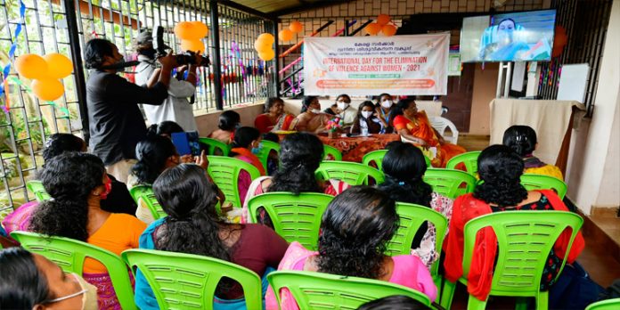ആണ് പെണ് ഭേദമില്ലാതെ ഓരോ വ്യക്തിയും സ്ത്രീ സുരക്ഷയ്ക്കായി പ്രവര്ത്തിക്കണം : മന്ത്രി വീണാ ജോര്ജ് ആണ് പെണ് ഭേദമില്ലാതെ ഓരോ വ്യക്തിയും സ്ത്രീ സുരക്ഷയ്ക്കായി പ്രവര്ത്തിക്കണം : മന്ത്രി വീണാ ജോര്ജ്