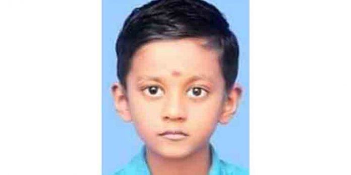 കളിക്കുന്നതിനിടെ എർത്തുകമ്പിയിൽ നിന്ന് ഷോക്കേറ്റ് ആറു വയസുകാരൻ മരിച്ചു കളിക്കുന്നതിനിടെ എർത്തുകമ്പിയിൽ നിന്ന് ഷോക്കേറ്റ് ആറു വയസുകാരൻ മരിച്ചു