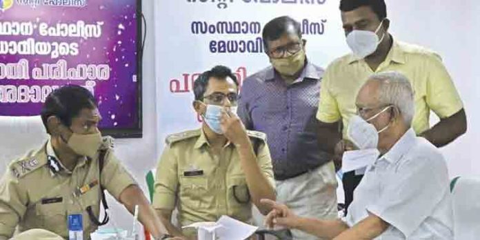 പോലീസ് മേധാവി തൃശൂരില് നടത്തിയ പരാതി പരിഹാര അദാലത്തില് പോലീസുകാര്ക്കെതിരെ പരാതികളുടെ ഘോഷയാത്ര പോലീസ് മേധാവി തൃശൂരില് നടത്തിയ പരാതി പരിഹാര അദാലത്തില് പോലീസുകാര്ക്കെതിരെ പരാതികളുടെ ഘോഷയാത്ര