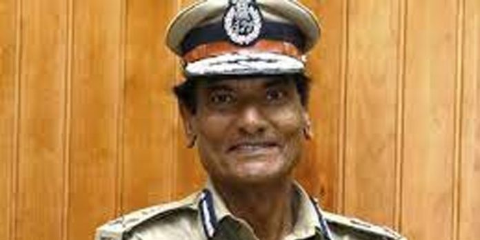 ‘തരംതാണ ഭാഷാപ്രയോഗം’ പാടില്ല ; പോലീസുകാർക്ക് ഡിജിപിയുടെ നിർദേശം ‘തരംതാണ ഭാഷാപ്രയോഗം’ പാടില്ല ; പോലീസുകാർക്ക് ഡിജിപിയുടെ നിർദേശം