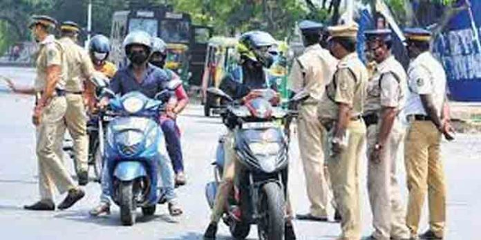 കോവിഡ് നിയന്ത്രണങ്ങള് ലംഘിച്ചതിന് സംസ്ഥാനത്ത് ഇന്ന് 216 പേര്ക്കെതിരെ കേസെടുത്തു കോവിഡ് നിയന്ത്രണങ്ങള് ലംഘിച്ചതിന് സംസ്ഥാനത്ത് ഇന്ന് 216 പേര്ക്കെതിരെ കേസെടുത്തു