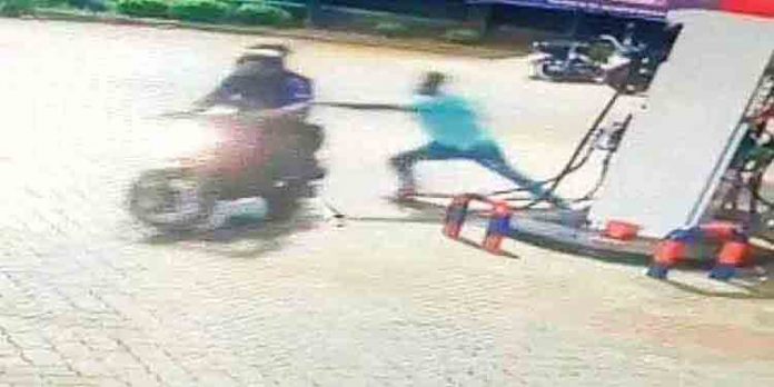 പെട്രോള് പമ്പില് ബൈക്കിലെത്തിയ രണ്ടംഗ സംഘം ജീവനക്കാരന്റെ ബാഗ് തട്ടിയെടുത്ത് കടന്നു പെട്രോള് പമ്പില് ബൈക്കിലെത്തിയ രണ്ടംഗ സംഘം ജീവനക്കാരന്റെ ബാഗ് തട്ടിയെടുത്ത് കടന്നു